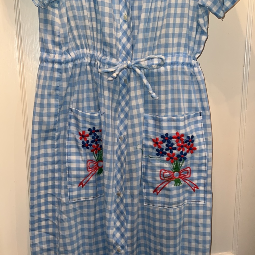 Vintage cotton poly house dress blue white checkered embroidered flowers - Picture 3 of 8